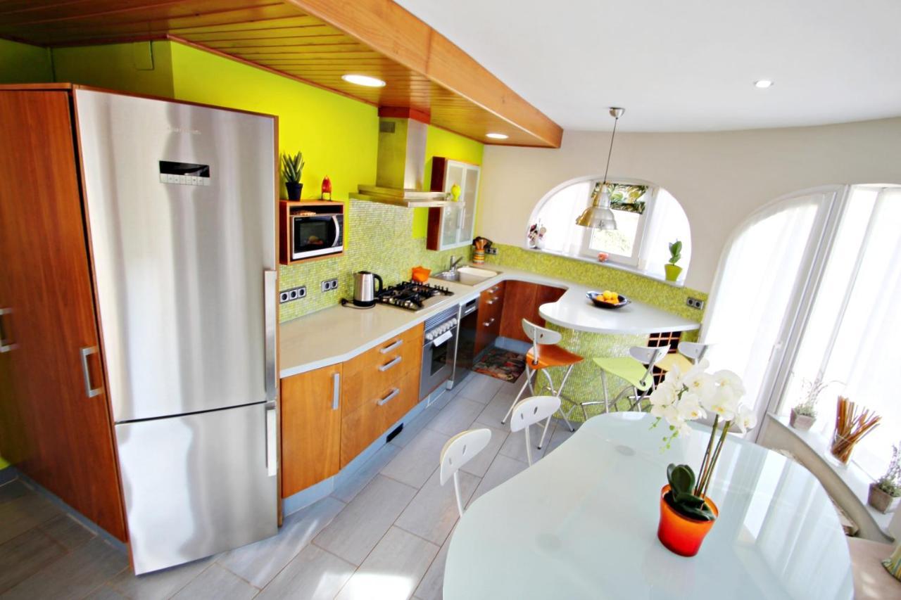 May-10 - Modern, Well-equipped With Private Pool In *